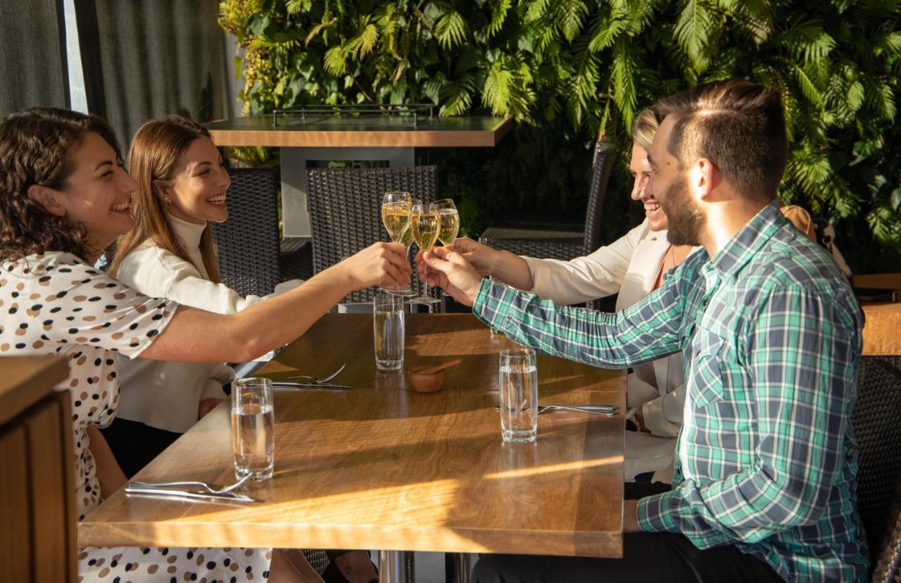 The George Hotell Christchurch Eksteriør bilde A toast with wine