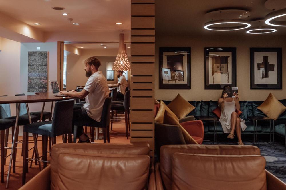 The George Hotell Christchurch Eksteriør bilde The lounge at London Heathrow Airport