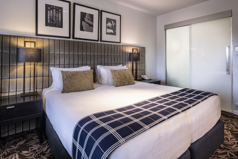 The George Hotell Christchurch Eksteriør bilde A bedroom at the hotel